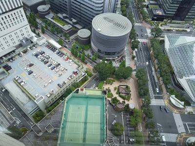 ビルに囲まれた屋上テニスinヒルトン東京