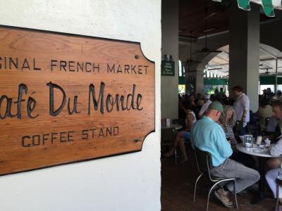ルイジアナ州 ニューオーリンズ　－　　カフェ デュ モンドでベニエとカフェオレを並んで購入