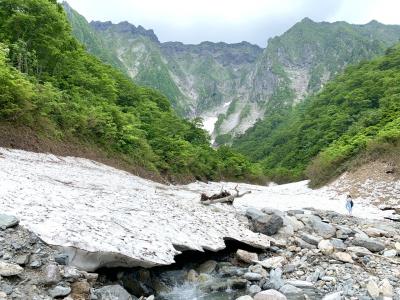 真夏の谷川岳一ノ倉沢で、目にも涼しい雪景色。