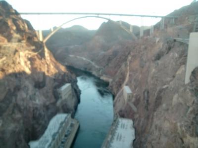 ネバダ州 フーバーダム　－　開通したばかりのコロラドリバー橋は大林組による北米最長のコンクリートアーチ橋