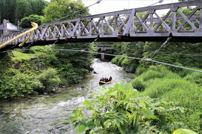 大出公園で大出の吊橋から姫川でラフティングを楽しむ子供達を観て夏を感じる