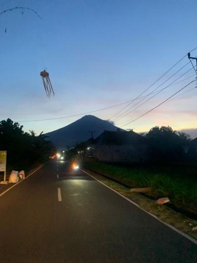 昨日のアメッドから見たアグン山の写真