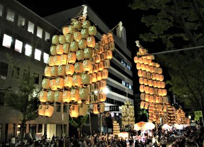 長さ12ｍ重さ50kg提灯の数46の大若と呼ばれる大竿燈が夏の夕闇に何本も並ぶ秋田竿灯祭り