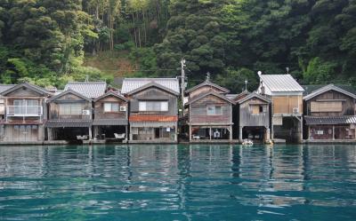 そうだ！京都へ行こう！　その22 　水に浮いたような伊根湾の素敵な舟屋を海上タクシーからゆっくり眺める。