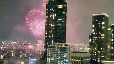 ホテル阪神22階の部屋から思いがけず淀川の花火！！