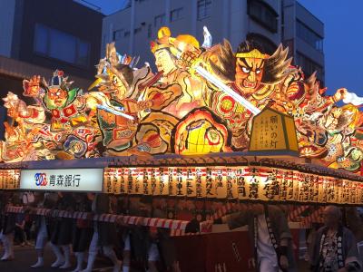 青森を散策しねぶた祭りを見る