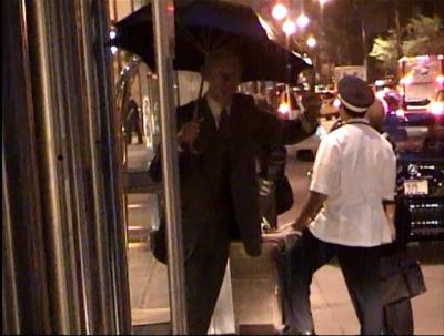 イリノイ州 シカゴ(大阪市の姉妹都市)　－　フォーシーズンズ ホテル前の傘をさす紳士像の前を通って・・