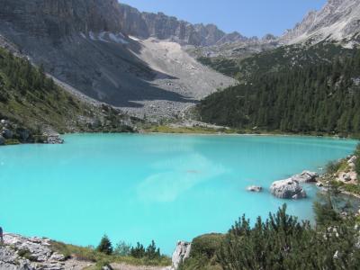 ソラピス湖はミルキ－ブル－からエメラルドブル－に輝いて 