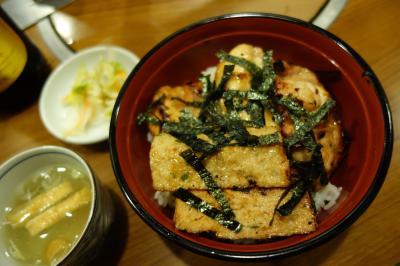 20220924-3 築地 なんとなく焼き鳥のお店…お昼は丼なのね。とゝやでサービス丼。