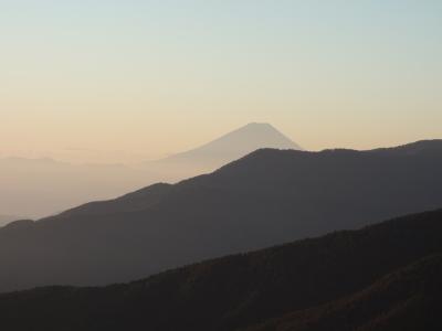 富士見パノラマリゾートのゴンドラで入笠山にはいり，山の中腹から日の出を拝す。