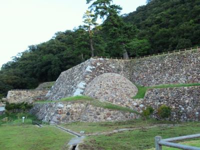 久松公園として整備されている日本百名城「鳥取城跡」は全国唯一の丸い石垣：巻石垣が見ものです