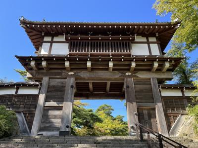 秋田に出張したので、佐竹氏の居城だった久保田城址の千秋公園を歩き、翌朝、三吉神社に参拝しました