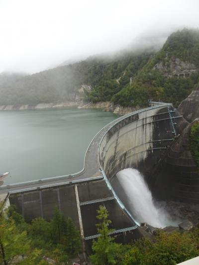 黒部ダムを見学して感動する(秋の立山黒部アルペンルートと黒部渓谷トロッコ電車3日間)