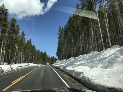ワイオミング州 イエローストーン国立公園　－　サウス エントランス（南口）から入ると雪が残っていました。