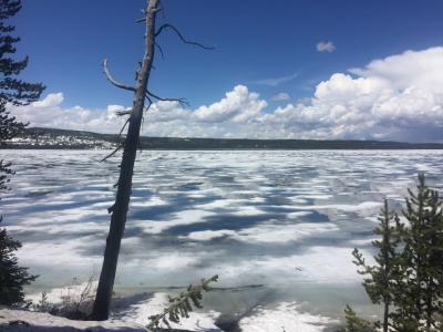 ワイオミング州 イエローストーン国立公園　－　ルイス湖は融け始めた雪と氷が幻想的