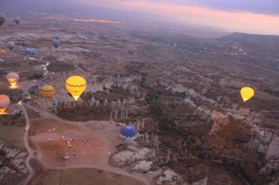 ツアー参加でトルコ周遊５　カッパドキアで熱気球に乗った