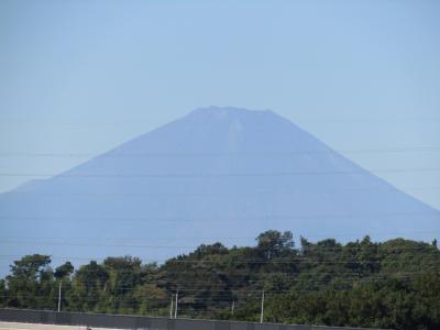 朝からの秋晴れに見える富士山