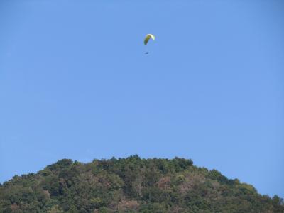 山頂からはハンググライダー（神奈川県松田町）