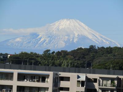 秋晴れの中で富士山の冠雪を確認