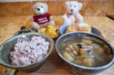 Latvijas Lācisの大冒険♪ 噂のTofu Standのlunchを求めて