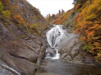 紅葉の桃洞滝