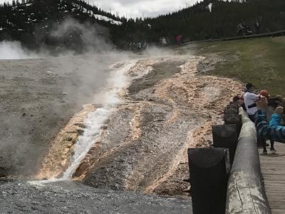 ワイオミング州 イエローストーン国立公園　－　エクセルシオール ガイザークレーターから溢れ出る温泉水が滝になってファイヤーウォール川に流れる