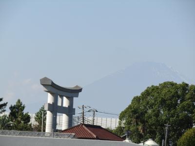寒川神社二の鳥居と富士山