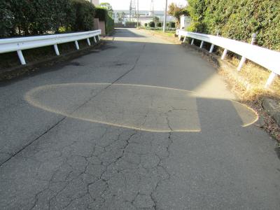 ミラーで道路に長円の光の輪（寒川町宮山）