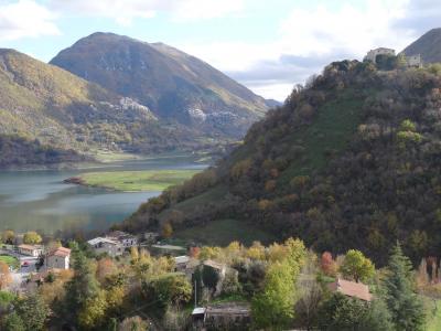 「イタリアの最も美しい村」めぐり１７、ラッツィオ州カステル・ディ・トーラ