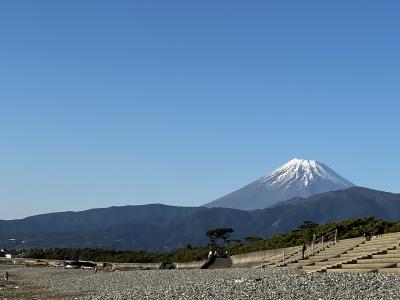 沼津千本浜。富士山がとてもキレイに見えるこの浜は、砂浜とは違う波の音がする。