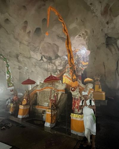 ペニダ島の洞窟の中の寺院