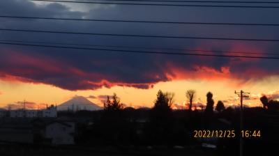 赤焼けた雲の合間に見られた夕焼け富士