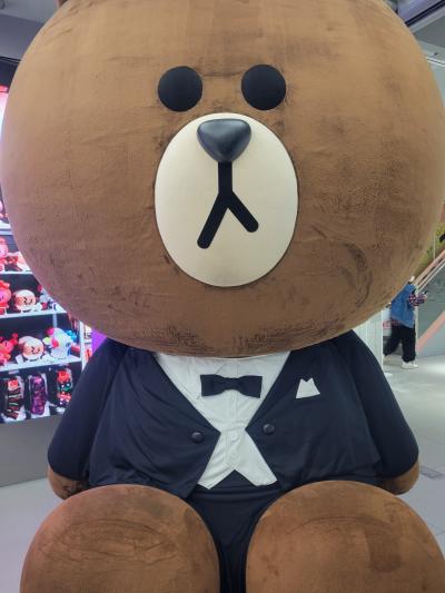 12/31で閉店の 原宿の LINE FRIENDS ストアの巨大ブラウンに何度も会いに行ってきた。