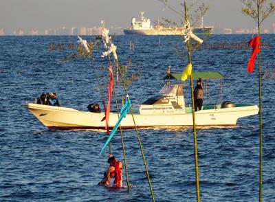 中島の梵天立てー若人が厳寒の海に繰り出す！