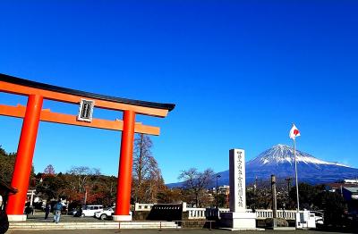 富士を見上げて初詣