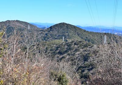 冬の葦毛湿原と神石山（３２４ｍ）