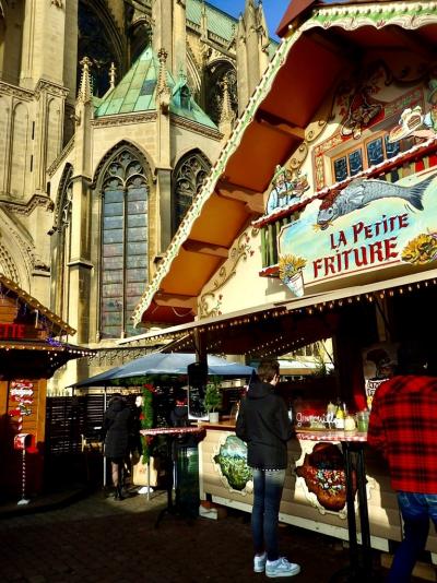 Metz * ロレーヌ地方のメスでマルシェ・ドゥ・ノエルとクリスマス飾りのストリート