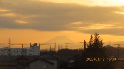 山頂付近が隠れた夕焼け富士