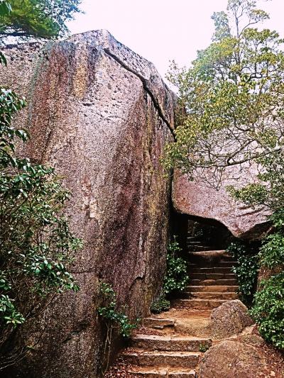 宮島-6　弥山ｃ　巨石続々　不動岩・観音堂/文殊堂・くぐり岩　☆ツガ林を通る試練