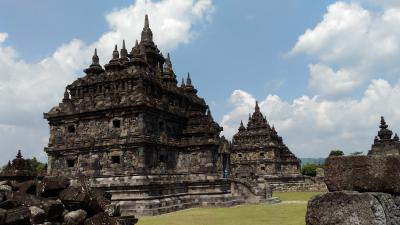 シャイレンドラ朝の国王が嫁いだ姫のために建立した寺院　プラオサン寺院