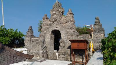 海の精霊ブタラ・ダラム・ベジを祀ったウルワツ寺院