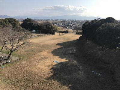 静岡県の城跡巡り：興国寺城跡、北条早雲ゆかりの城。本丸跡の大曲輪と大空堀が見事に残っている