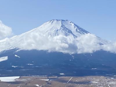 富士山を眺めながら雪の中をハイキング
