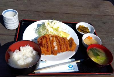 香取市の道の駅くりもとでロースカツです。