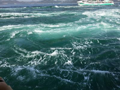 鳴門海峡をまじかで見学する観光船に乗って、マジ流転する姿を見ました！！”