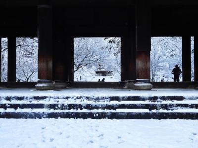 粉雪舞う朝は心まで白く染められながら寺社詣～京都人の密かな楽しみ～