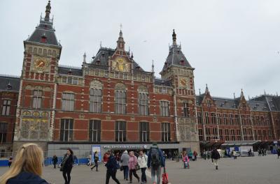 アムステルダムは中央駅が街の要