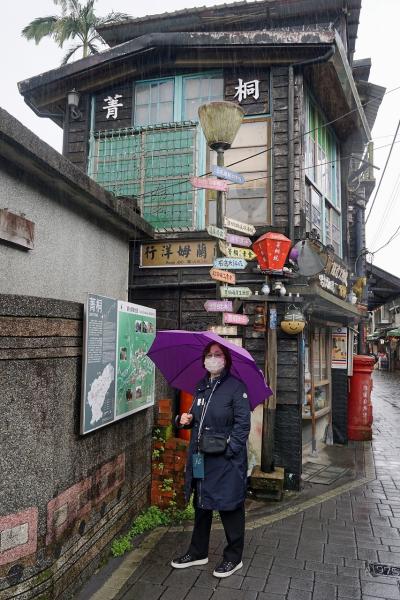 トラピックス　わくわく台湾北部4日間（3）十份で天燈をあげて、菁桐老街を散策しながら雞捲を食べて、海岸線を走り抜けて野柳に向かう。