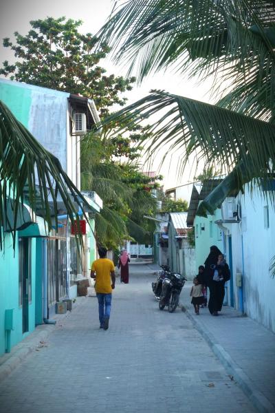 香港からのモルディブ・スリランカ遠征(2-4) モルディブの Inhabited Island "Mahibadhoo" を 夕方の街歩き！