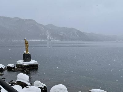 雪降る冬の田沢湖一周